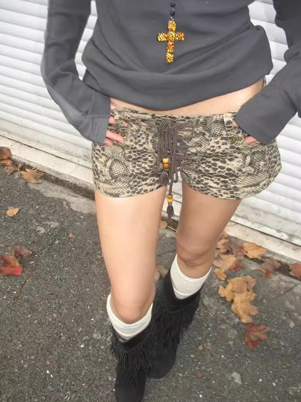 Shorts vaqueros con tirantes y estampado de leopardo lavado-3