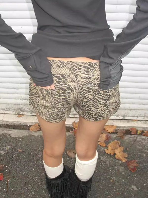 Shorts vaqueros con tirantes y estampado de leopardo lavado-4