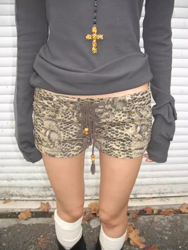 Shorts vaqueros con tirantes y estampado de leopardo lavado-1
