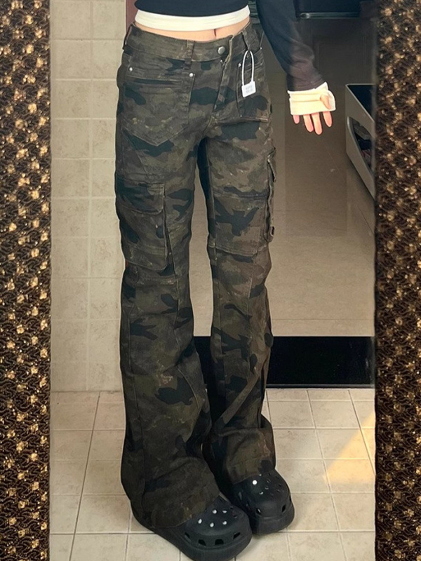 Vaqueros acampanados estilo camuflaje de American High Street-1