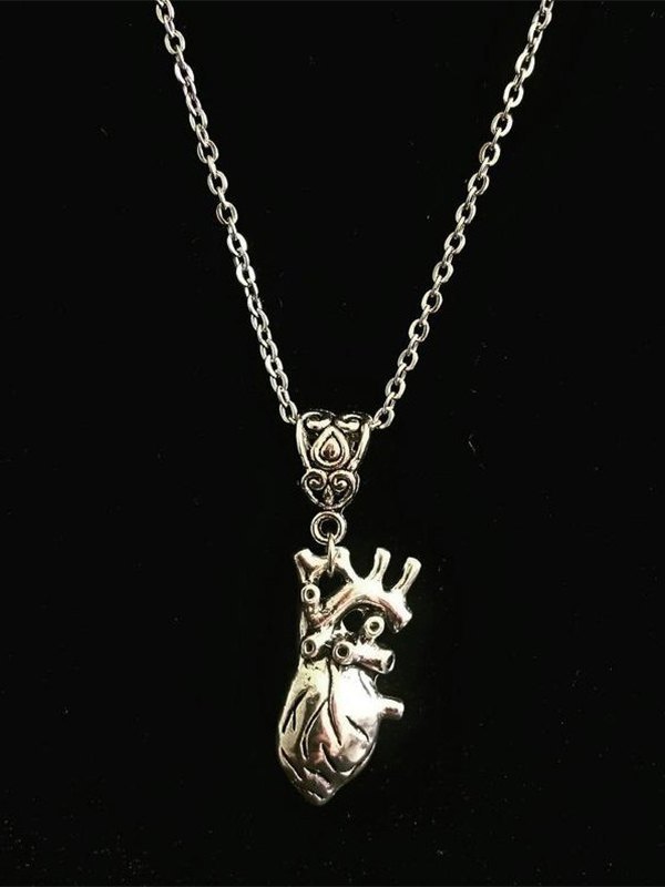 Collar con colgante de corazón grunge-1