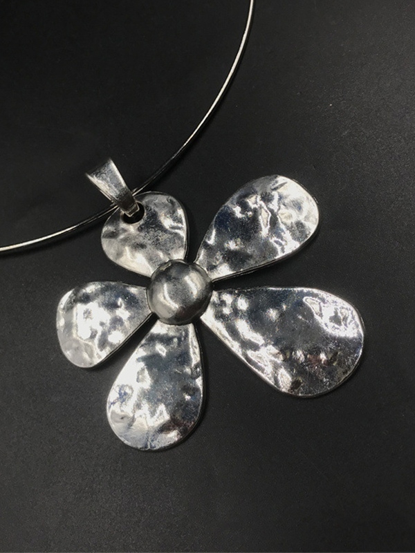 Collar con colgante de flor grande plateada-2