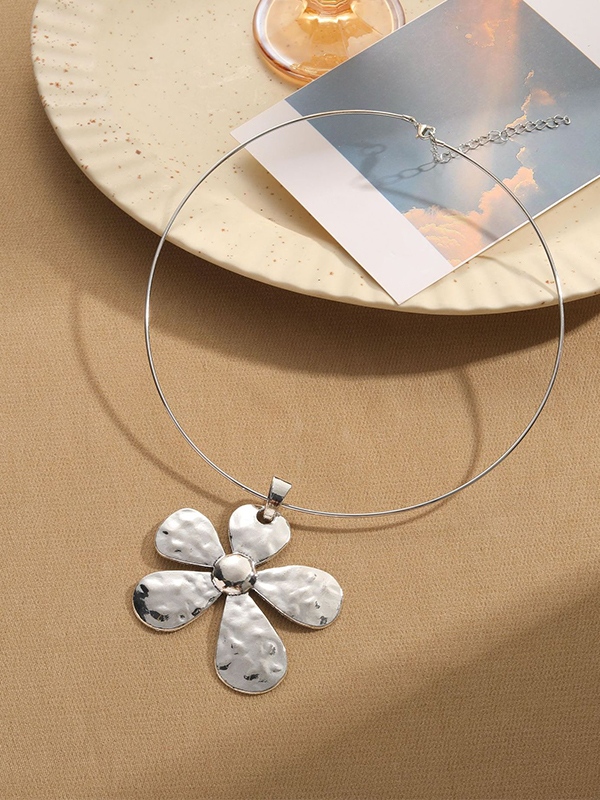 Collar con colgante de flor grande plateada-1