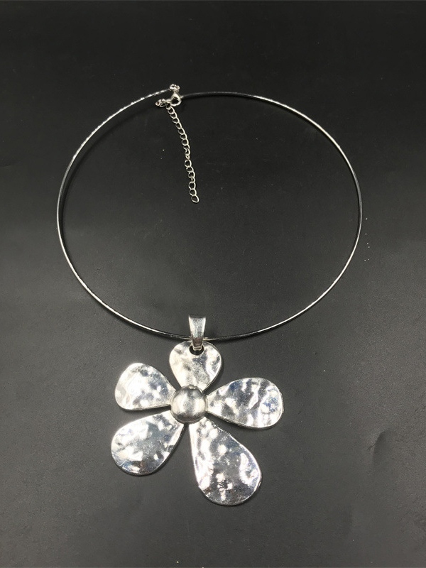 Collar con colgante de flor grande plateada-4