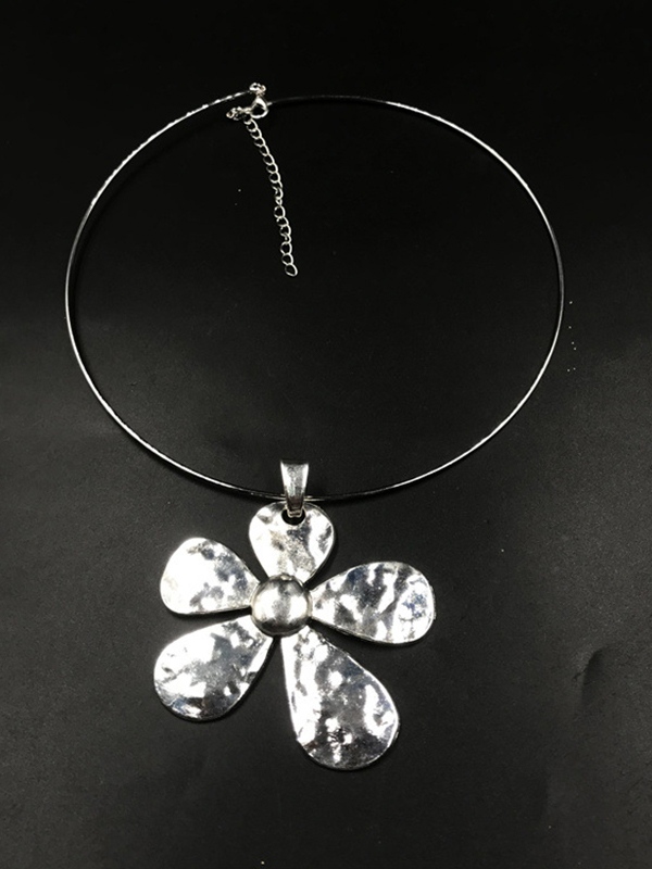 Collar con colgante de flor grande plateada-3