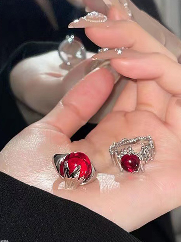 Anillo abierto asimétrico con cuentas rojas-2