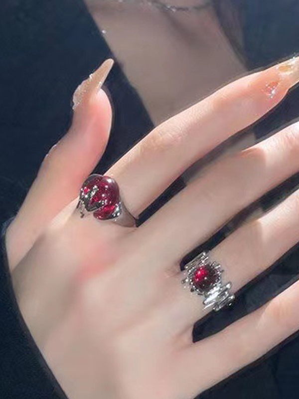 Anillo abierto asimétrico con cuentas rojas-3