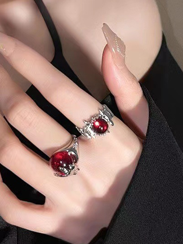 Anillo abierto asimétrico con cuentas rojas-1